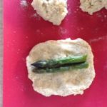 Preparazione ricetta fagottini con asparagi, solo ingredienti vegetali.