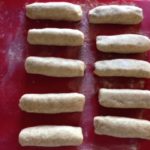 Fagottini con asparagi pronti per la cottura in padella. Ricetta vegan