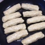 Fagottini con asparagi in padella per iniziare la cottura.