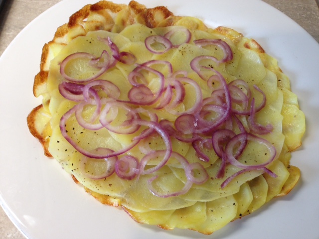 Patate e cipolla in padella, piatto interamente vegetale, strati di patate tagliate molto sottili con cipolle. Da provare!