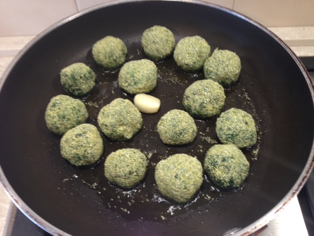 Polpette di spinaci, ricetta semplice, interamente vegetale, vegan, adatta anche a chi non ama gli spinaci