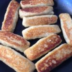 Fagottini con asparagi in cottura e ormai quasi pronti, pronti da gustare. Ricetta vegan