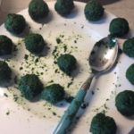 Preparazione polpette di spinaci, con l'impasto preparato si formano ora delle palline che saranno le vostre polpette. Ricetta Vegan.