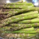 Asparagi in cottura per preparazione tortini sfogliati asparagi e farro