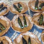 Tortini sfogliati con pasta fresca integrale, asparagi e farro integrale