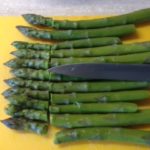 Separazione delle punte degli asparagi per preparazione tortini sfogliati asparagi e farro