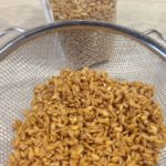 Chicchi di farro integrale pronti da lessare per preparazione tortini sfogliati asparagi e farro