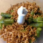 Gambi di asparagi e farro integrale lessato per preparazione tortini sfogliati di asparagi e farro