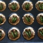 Tortini sfogliari asparagi e farro pronti da infornare