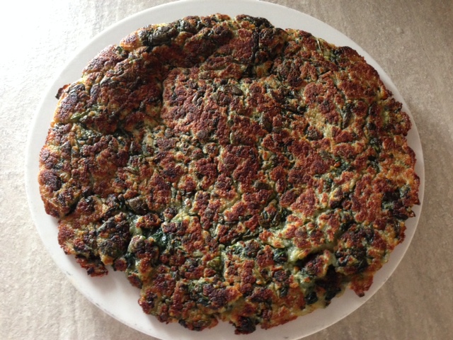 Ecco la nostra meravigliosa frittata di patate e erbette (o spinaci) pronta da mangiare! Splendida e buonissima, vegan, solo ingredienti semplici e vegetali