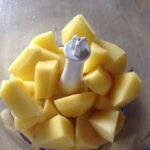 Patate tagliate a tocchetti e messe nel mixer per la nostra frittata di patate e erbette vegana
