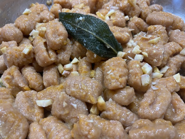 Gnocchi di zucca e farina di castagne, ingredienti vegetali e integrali, un insieme dal gusto unico. Vegan