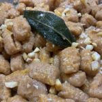 Gnocchi di zucca e farina di castagne, ingredienti semplici, solo vegetali e integrali. Vegan