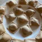 Ravioli di zucca con farina integrale di semola di grano duro e farina di castagne. Ricetta integrale e vegetale. Vegan