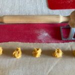 Preparazione ravioli di zucca con farina di castagne. Ricetta interamente vegetale e integrale. Vegan