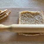 Appiattimento pan carré integrale per preparazione ricetta dei fagottini con verdure