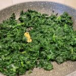 Spinaci in padella con aglio per la preparazione dei fagottini di pan carré integrale