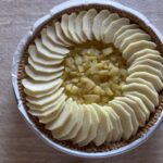 Preparazione Crostata di mele con pasta frolla Veg de Lepiantenelpiatto, decorazione finale con fette di mele