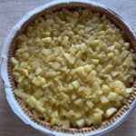 Preparazione Crostata di mele con Pasta frolla Veg de Lepiantenelpiatto, riempimento con tocchetti di mele