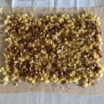 Strudel integrale, iniziamo a stendere il ripieno di mele e pinoli