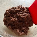 Preparazione della favolosa Torta con farina integrale cacao e pere Kaiser con soli ingredienti vegetali, senza latte, senza burro né margarine, adatta a vegani e vegetariani